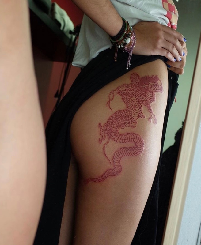 侧臀龙纹身女   红色龙纹身