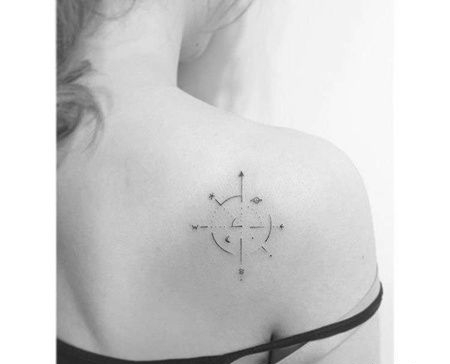 小清新后肩指南针纹身图案