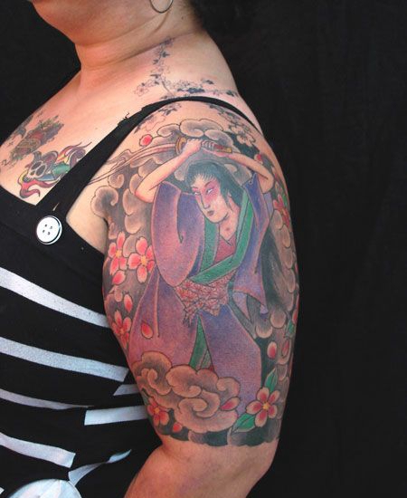 手臂日本舞刀仕女纹身图案