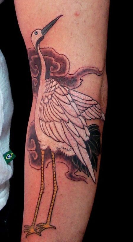 手臂仙鹤驾临纹身图案