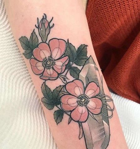 New School大臂花卉宝石纹身图案