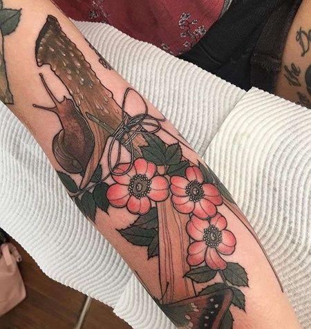 New School小臂蜗牛花卉蝴蝶纹身图案