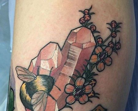 New School小腿宝石蜜蜂纹身图案