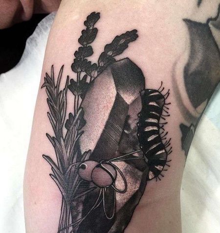 New School大腿宝石毛毛虫纹身图案