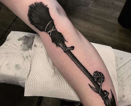 New School小臂扫把纹身图案