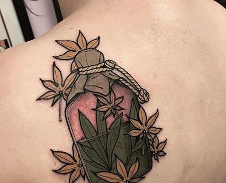 New School后肩叶子瓶子纹身图案