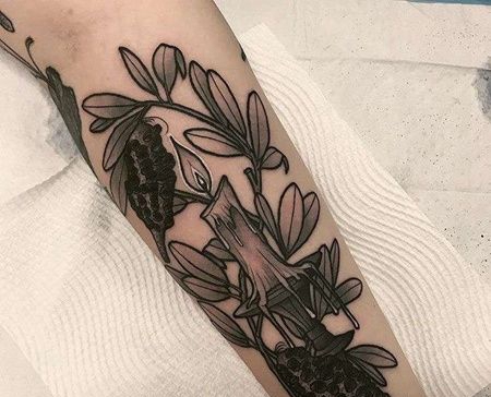 New School小臂蜡烛叶子纹身图案