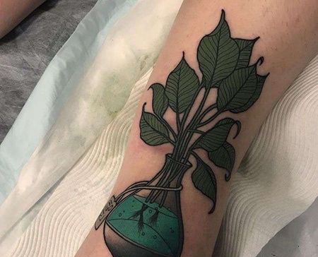New School大腿水瓶叶子纹身图案