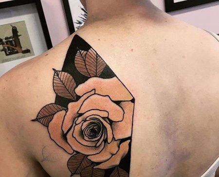 New School后肩玫瑰纹身图案