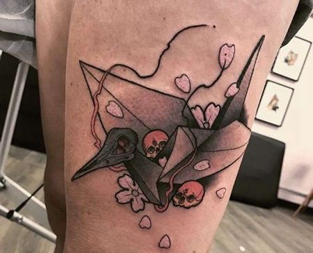 New School大腿纸鹤骷髅纹身图案