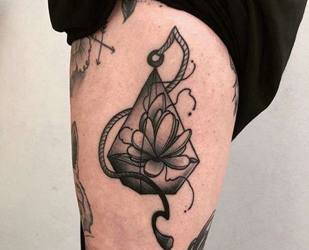 New School大腿宝石荷花纹身图案