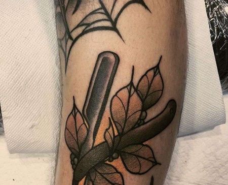 New School小腿折刀叶子纹身图案