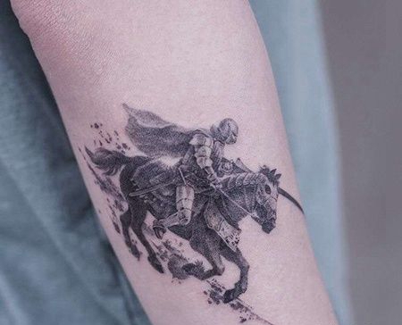 写实小臂骑士纹身图案