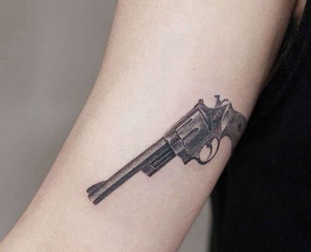 写实大臂手枪纹身图案