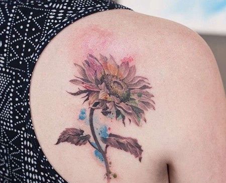 水彩后肩向日葵纹身图案