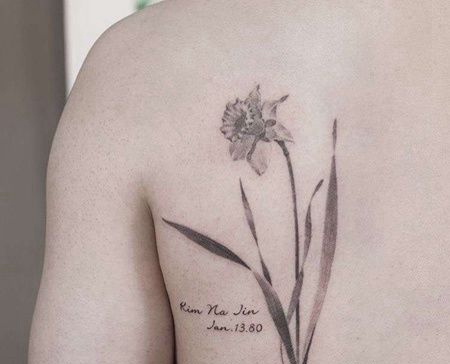 泼墨后肩花卉纹身图案