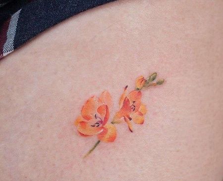 泼墨大腿花卉纹身图案