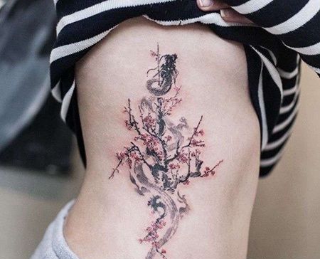 泼墨侧腰龙梅花纹身图案