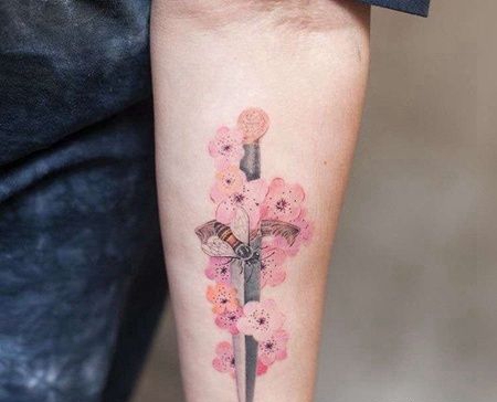 小清新小臂花卉匕首蜜蜂纹身图案