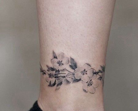 黑灰脚踝桃花纹身图案