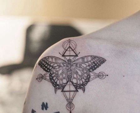 几何锁骨蝴蝶纹身图案