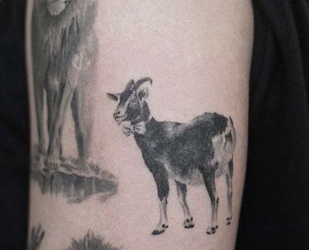写实小腿山羊纹身图案