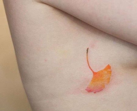 水彩侧腰银杏叶纹身图案
