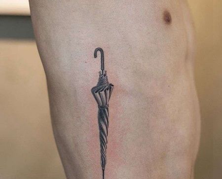 黑灰侧腰雨伞纹身图案