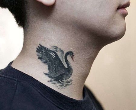 泼墨脖子天鹅纹身图案
