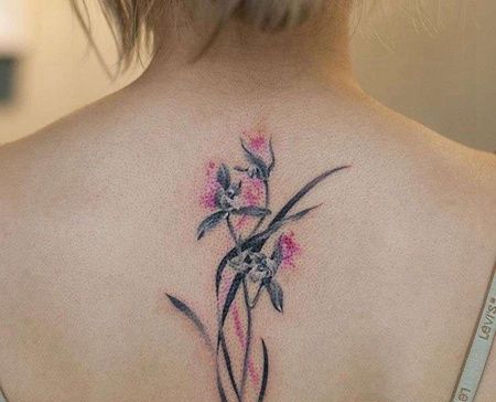 泼墨后背花卉纹身图案