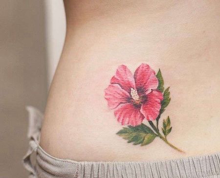 水彩后腰花卉纹身图案