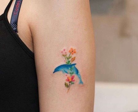 水彩大臂花卉海豚纹身图案