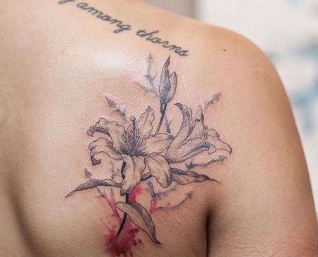 水彩后肩百合纹身图案