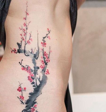 泼墨侧腰梅花纹身图案