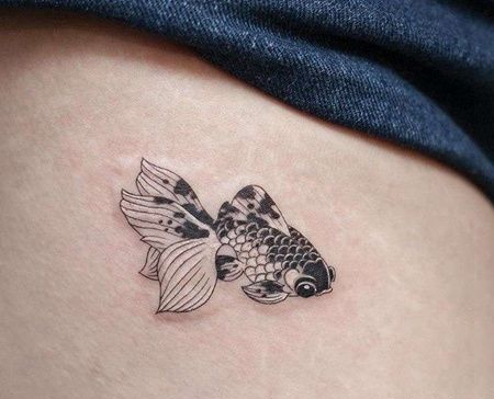 小清新侧腰金鱼纹身图案