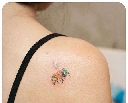 水彩后肩蜜蜂纹身图案