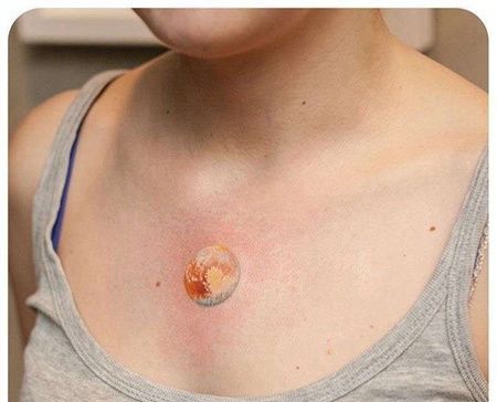 水彩前胸月球纹身图案