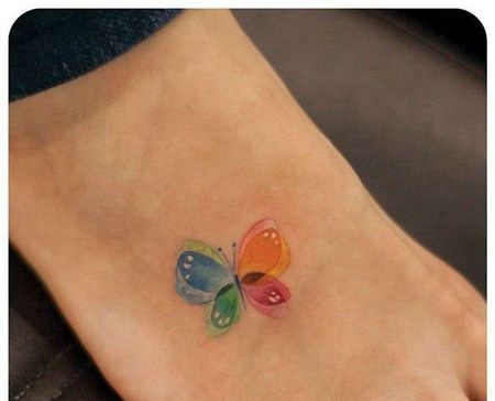 水彩脚背蝴蝶纹身图案