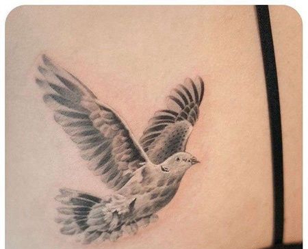 写实后肩鸽子纹身图案