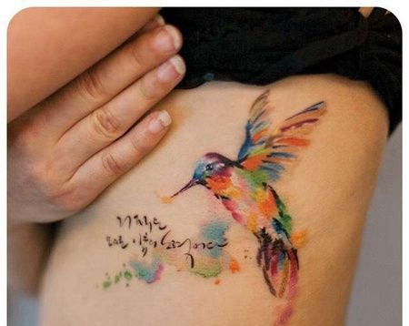 水彩侧腰蜂鸟纹身图案