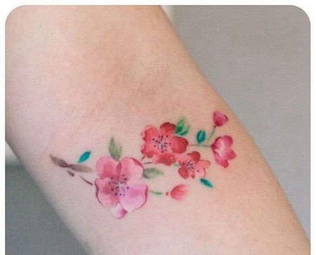 水彩小臂梅花纹身图案