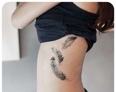 黑灰侧腰羽毛纹身图案