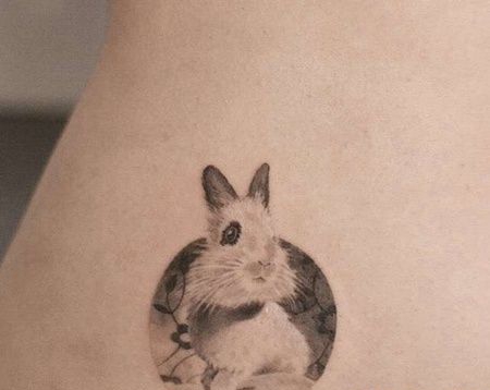 写实侧腰兔子纹身图案
