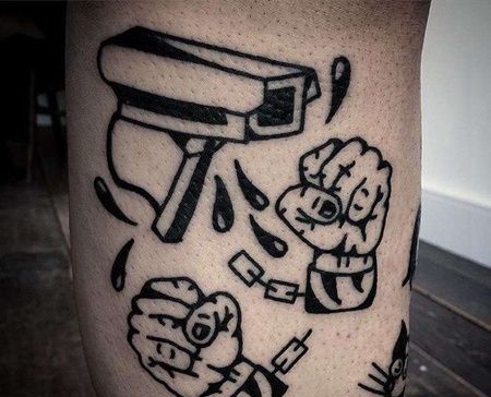 Old School小腿拳头监控纹身图案