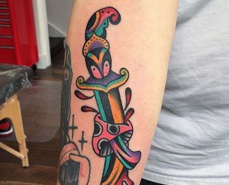 Old School小臂匕首蘑菇纹身图案