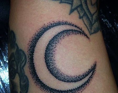 点刺小腿月亮纹身图案