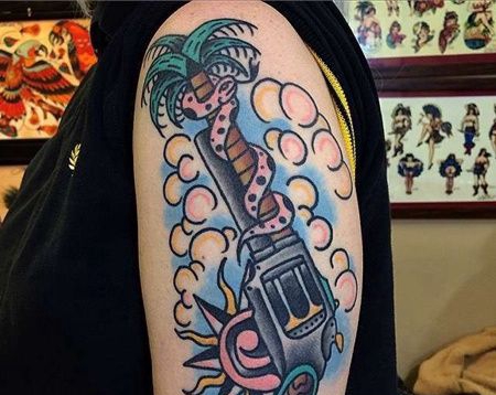 Old School大臂手枪椰子树蛇纹身图案