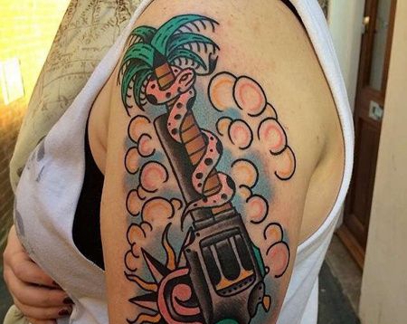 Old School大臂手枪蛇椰子树纹身图案