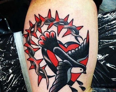 Old School大臂燕子荆棘纹身图案