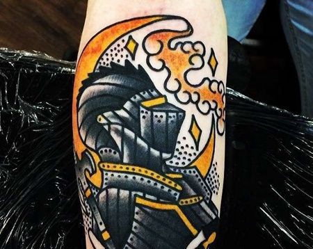 Old School小臂盔甲月亮纹身图案